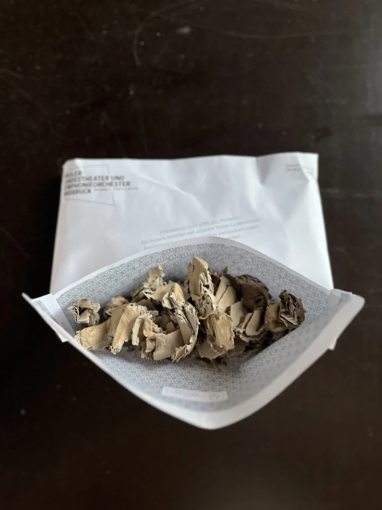 Papiershredder in alte Kuverts gefüllt